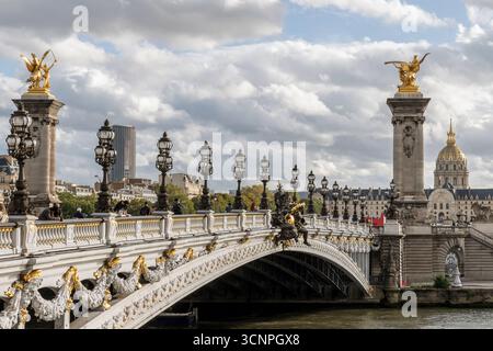 Die Brücke Pont Alexandre III über die seine im Zentrum von Paris, Frankreich, unter einem wunderschönen Himmel Stockfoto