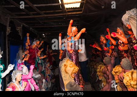 9/21/2025 Handwerker arbeiten an den letzten Schliffen, malen Ton-Idole der hinduistischen Göttin Durga in einer Werkstatt in der Töpferkolonie zu Zeiten von Mahalaya, einer der wichtigsten Regionen im Bezirk Nadia, wo die größte Anzahl von Ton-Idolen produziert wird, vor dem Durga Puja Festival in Tehatta, Westbengalen. Auf Mahalaya zeigt das Ritual von Chokkhu Daan (Augenspenden) Götzenmacher die Augen der Göttin Durga, eine heilige Handlung, die das Götzenbild zum Leben erweckt und das spirituelle Erwachen der göttlichen Form markiert. (Foto: Soumyabrata Roy/Pacific Press/SIPA USA) Stockfoto