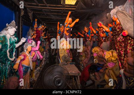 9/21/2025 Handwerker arbeiten an den letzten Schliffen, malen Ton-Idole der hinduistischen Göttin Durga in einer Werkstatt in der Töpferkolonie zu Zeiten von Mahalaya, einer der wichtigsten Regionen im Bezirk Nadia, wo die größte Anzahl von Ton-Idolen produziert wird, vor dem Durga Puja Festival in Tehatta, Westbengalen. Auf Mahalaya zeigt das Ritual von Chokkhu Daan (Augenspenden) Götzenmacher die Augen der Göttin Durga, eine heilige Handlung, die das Götzenbild zum Leben erweckt und das spirituelle Erwachen der göttlichen Form markiert. (Foto: Soumyabrata Roy/Pacific Press/SIPA USA) Stockfoto