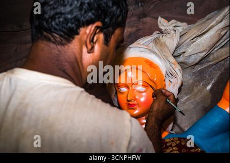 9/21/2025 Handwerker arbeiten an den letzten Schliffen, malen Ton-Idole der hinduistischen Göttin Durga in einer Werkstatt in der Töpferkolonie zu Zeiten von Mahalaya, einer der wichtigsten Regionen im Bezirk Nadia, wo die größte Anzahl von Ton-Idolen produziert wird, vor dem Durga Puja Festival in Tehatta, Westbengalen. Auf Mahalaya zeigt das Ritual von Chokkhu Daan (Augenspenden) Götzenmacher die Augen der Göttin Durga, eine heilige Handlung, die das Götzenbild zum Leben erweckt und das spirituelle Erwachen der göttlichen Form markiert. (Foto: Soumyabrata Roy/Pacific Press/SIPA USA) Stockfoto
