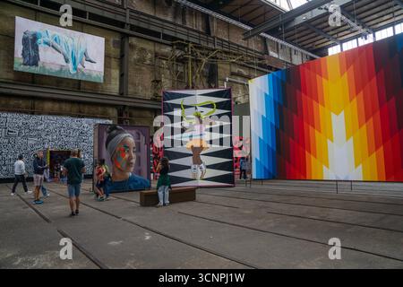 Street Art von brasilianischen Künstlern, die im Straat Museum Amsterdam Niederlande schwebender Frau, den Kopf der Frau, die mit Hula Hoop spielt Stockfoto