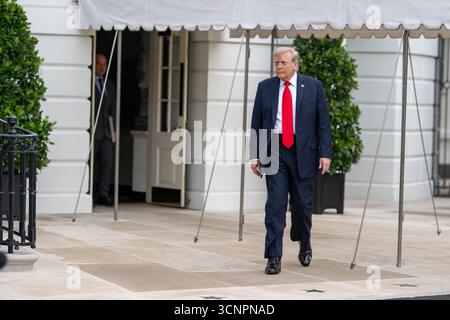 Der Präsident verlässt das Weiße Haus und schwirrt mit der Presse auf dem Südrasen, bevor er am Dienstag, den 15. September 2025, an Bord der HMX-1 geht, um nach Großbritannien zu reisen. (Offizielles Foto des Weißen Hauses von Harrison Koeppel) Stockfoto