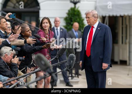 Der Präsident verlässt das Weiße Haus und schwirrt mit der Presse auf dem Südrasen, bevor er am Dienstag, den 15. September 2025, an Bord der HMX-1 geht, um nach Großbritannien zu reisen. (Offizielles Foto des Weißen Hauses von Harrison Koeppel) Stockfoto