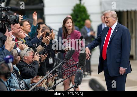 Der Präsident verlässt das Weiße Haus und schwirrt mit der Presse auf dem Südrasen, bevor er am Dienstag, den 15. September 2025, an Bord der HMX-1 geht, um nach Großbritannien zu reisen. (Offizielles Foto des Weißen Hauses von Harrison Koeppel) Stockfoto