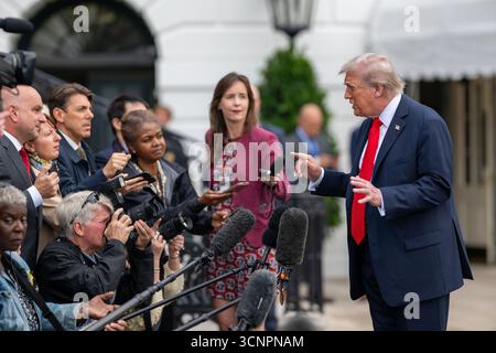 Der Präsident verlässt das Weiße Haus und schwirrt mit der Presse auf dem Südrasen, bevor er am Dienstag, den 15. September 2025, an Bord der HMX-1 geht, um nach Großbritannien zu reisen. (Offizielles Foto des Weißen Hauses von Harrison Koeppel) Stockfoto