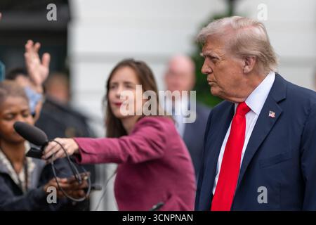 Der Präsident verlässt das Weiße Haus und schwirrt mit der Presse auf dem Südrasen, bevor er am Dienstag, den 15. September 2025, an Bord der HMX-1 geht, um nach Großbritannien zu reisen. (Offizielles Foto des Weißen Hauses von Harrison Koeppel) Stockfoto