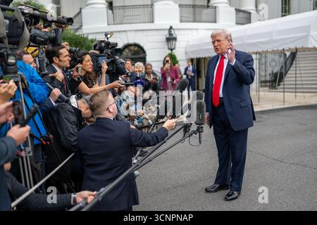 Der Präsident verlässt das Weiße Haus und schwirrt mit der Presse auf dem Südrasen, bevor er am Dienstag, den 15. September 2025, an Bord der HMX-1 geht, um nach Großbritannien zu reisen. (Offizielles Foto des Weißen Hauses von Harrison Koeppel) Stockfoto