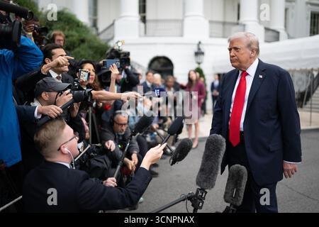 Der Präsident verlässt das Weiße Haus und schwirrt mit der Presse auf dem Südrasen, bevor er am Dienstag, den 15. September 2025, an Bord der HMX-1 geht, um nach Großbritannien zu reisen. (Offizielles Foto des Weißen Hauses von Harrison Koeppel) Stockfoto