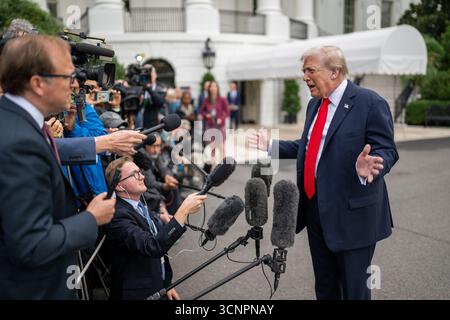 Der Präsident verlässt das Weiße Haus und schwirrt mit der Presse auf dem Südrasen, bevor er am Dienstag, den 15. September 2025, an Bord der HMX-1 geht, um nach Großbritannien zu reisen. (Offizielles Foto des Weißen Hauses von Harrison Koeppel) Stockfoto