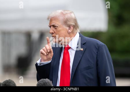 Der Präsident verlässt das Weiße Haus und schwirrt mit der Presse auf dem Südrasen, bevor er am Dienstag, den 15. September 2025, an Bord der HMX-1 geht, um nach Großbritannien zu reisen. (Offizielles Foto des Weißen Hauses von Harrison Koeppel) Stockfoto