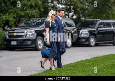 Tiffany Trump und Ehemann Michael Boulos. Der Präsident verlässt das Weiße Haus und schwirrt mit der Presse auf dem Südrasen, bevor er am Dienstag, den 15. September 2025, an Bord der HMX-1 geht, um nach Großbritannien zu reisen. (Offizielles Foto des Weißen Hauses von Harrison Koeppel) Stockfoto