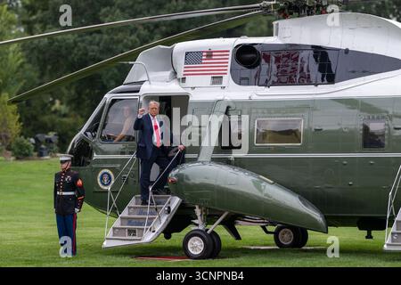 Der Präsident verlässt das Weiße Haus und schwirrt mit der Presse auf dem Südrasen, bevor er am Dienstag, den 15. September 2025, an Bord der HMX-1 geht, um nach Großbritannien zu reisen. (Offizielles Foto des Weißen Hauses von Harrison Koeppel) Stockfoto