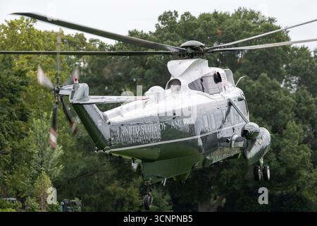 Der Präsident verlässt das Weiße Haus und schwirrt mit der Presse auf dem Südrasen, bevor er am Dienstag, den 15. September 2025, an Bord der HMX-1 geht, um nach Großbritannien zu reisen. (Offizielles Foto des Weißen Hauses von Harrison Koeppel) Stockfoto