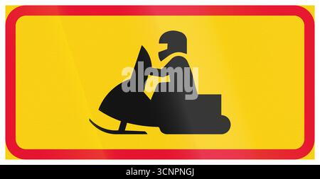 Zusätzliches Straßenschild in Finnland – das Hauptschild gilt für Schneemobile. Stockfoto