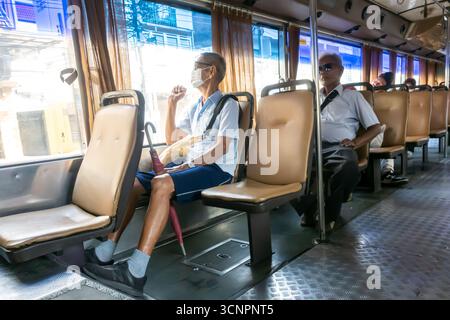 Senioren sitzen in einem Bus, öffentliche Verkehrsmittel in Bangkok Thailand Stockfoto