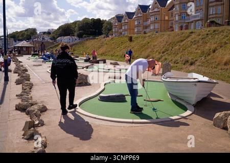 Leute spielen verrücktes Golf in Filey in North Yorkshire Stockfoto