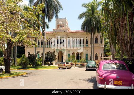 Kuba - Cienfuegos - Palacio de Valle - kunstvoller Kolonialpalast umgeben von Palmen Stockfoto