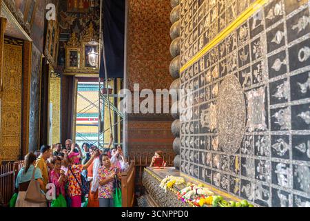 Besucher in Wat Pho, Wat Po, buddhistischer Tempelkomplex im Phra Nakhon District, Bangkok, Thailand, Asien Stockfoto