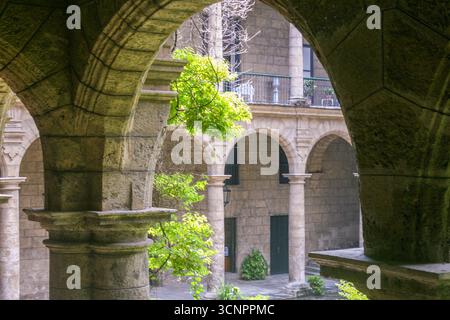 Kuba - Havanna - Palast der Generalkapitäne - Klosterbögen umrahmen den Innenhof Stockfoto