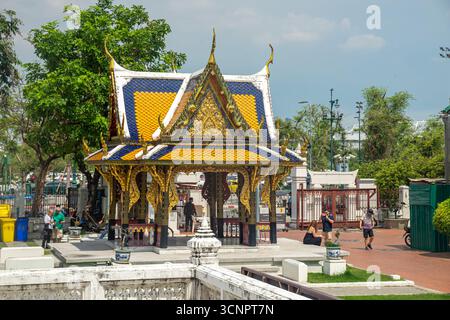 Traditioneller Pavillon im thailändischen Stil, speziell als Sala Long Song bezeichnet, befindet sich auf dem Gelände des Bangkok National Museum in Thailand. Stockfoto