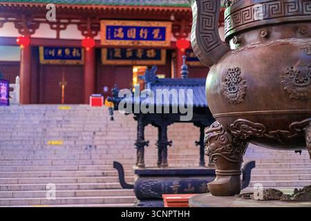 Hainan Island, Sanya: Nanshan Buddhist Center. Blick auf den Weihrauchbrenner vor dem Tempel Stockfoto