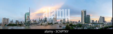 Panoramablick auf Bangkok, Chao Phraya River, Sathon, Scycrapers, Stadtlandschaft, Thailand. Von der Iconsiam Mall aus gesehen Stockfoto