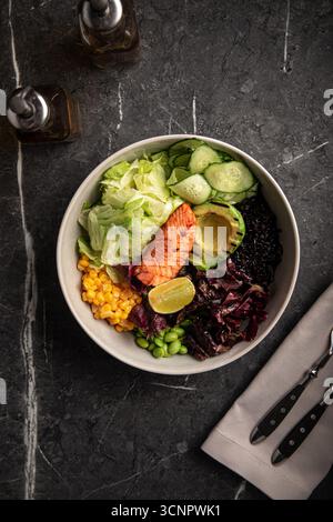 Gesunde Poke Schüssel mit Lachs und Gemüse Stockfoto
