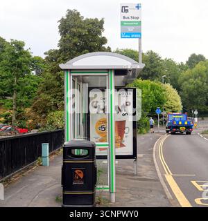 Bushaltestelle am Keynsham Memorial Park, Keynsham Town, Somerset, West of England. Vom Juli 2025. Sommer Stockfoto