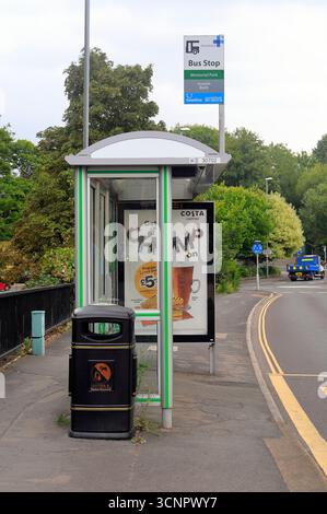Bushaltestelle am Keynsham Memorial Park, Keynsham Town, Somerset, West of England. Vom Juli 2025. Sommer Stockfoto