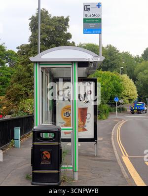 Bushaltestelle am Keynsham Memorial Park, Keynsham Town, Somerset, West of England. Vom Juli 2025. Sommer Stockfoto