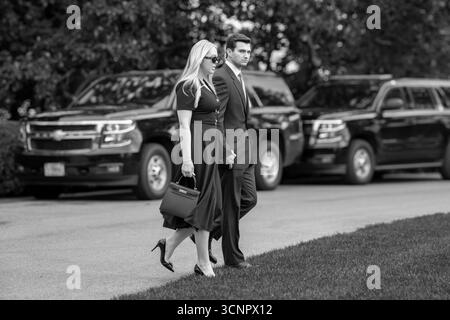 Tiffany Trump und sein Ehemann Michael Boulos gehen zu Marine One, während sie den Präsidenten beim Verlassen des Weißen Hauses begleiten und mit der Presse auf dem Südrasen klatschen, bevor sie am Dienstag, den 15. September 2025, an Bord der HMX-1 nach Großbritannien reisen. Stockfoto