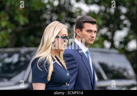 Tiffany Trump und sein Ehemann Michael Boulos gehen zu Marine One, während sie den Präsidenten beim Verlassen des Weißen Hauses begleiten und mit der Presse auf dem Südrasen klatschen, bevor sie am Dienstag, den 15. September 2025, an Bord der HMX-1 nach Großbritannien reisen. Stockfoto