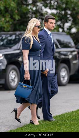 Tiffany Trump und sein Ehemann Michael Boulos gehen zu Marine One, während sie den Präsidenten beim Verlassen des Weißen Hauses begleiten und mit der Presse auf dem Südrasen klatschen, bevor sie am Dienstag, den 15. September 2025, an Bord der HMX-1 nach Großbritannien reisen. Stockfoto