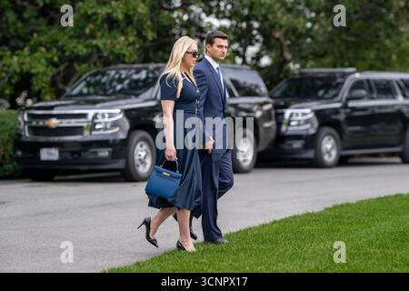 Tiffany Trump und sein Ehemann Michael Boulos gehen zu Marine One, während sie den Präsidenten beim Verlassen des Weißen Hauses begleiten und mit der Presse auf dem Südrasen klatschen, bevor sie am Dienstag, den 15. September 2025, an Bord der HMX-1 nach Großbritannien reisen. Stockfoto