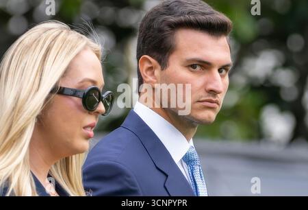 Tiffany Trump und sein Ehemann Michael Boulos gehen zu Marine One, während sie den Präsidenten beim Verlassen des Weißen Hauses begleiten und mit der Presse auf dem Südrasen klatschen, bevor sie am Dienstag, den 15. September 2025, an Bord der HMX-1 nach Großbritannien reisen. Stockfoto