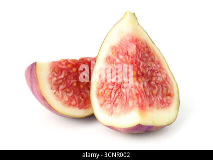 Stücke reifer Feigen isoliert auf weiß Stockfoto