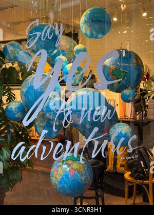Hängende Kugeln und Schaufenster eines Ladengeschäfts in Shanghai Stockfoto