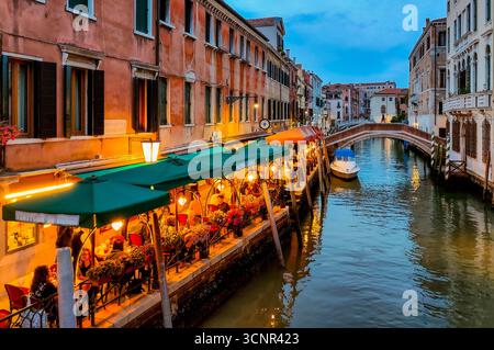 Abendessen entlang eines Kanals in Venedig, Italien Stockfoto