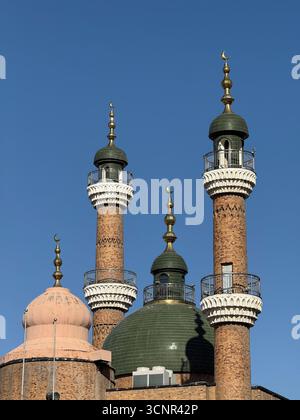 Moschee-Kuppeln und Minarette des Großen Basars von Urumqi unter klarem Himmel Stockfoto