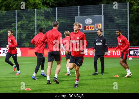 Eindhoven, Niederlande. September 2025. EINDHOVEN, 22.09.2025, PSV Campus de Herdgang, Saison 2025/2026, niederländischer Keuken Kampioen Divisie Football, Spiel zwischen Jong PSV und den Bosch, Bild zeigt Jong PSV Spieler während der Aufwärmphase vor dem Spiel Credit: Pro Shots/Alamy Live News Stockfoto