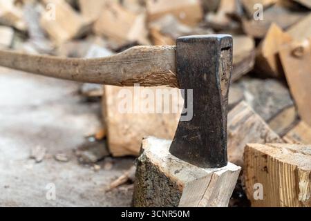 Deutschland - 21. September 2025: Eine Axt steckt in einem Baumstamm fest. Das Bild symbolisiert das traditionelle Holzhacken, die Vorbereitung von Brennholz für den Winter und die Nutzung von Holz als nachhaltige Energiequelle. *** Eine Axt steckt in einem Holzscheit. Das Bild symbolisiert traditionelles Holzhacken, die Vorbereitung von Brennholz für den Winter und die Nutzung von Holz als nachhaltige Energiequelle. Stockfoto