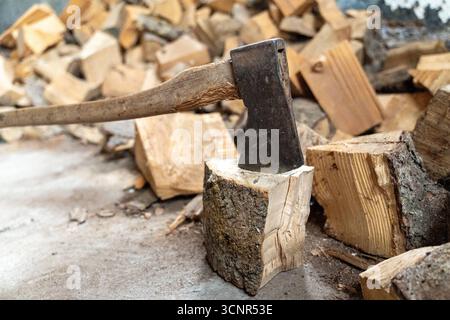 Deutschland - 21. September 2025: Eine Axt steckt in einem Baumstamm fest. Das Bild symbolisiert das traditionelle Holzhacken, die Vorbereitung von Brennholz für den Winter und die Nutzung von Holz als nachhaltige Energiequelle. *** Eine Axt steckt in einem Holzscheit. Das Bild symbolisiert traditionelles Holzhacken, die Vorbereitung von Brennholz für den Winter und die Nutzung von Holz als nachhaltige Energiequelle. Stockfoto