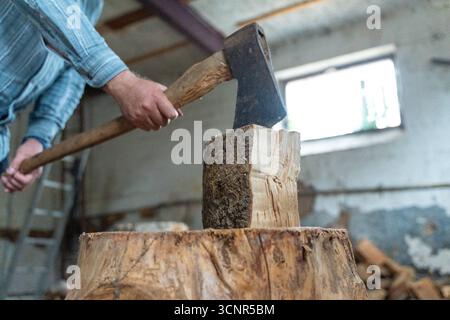 Deutschland - 21. September 2025: Ein Mann, der Holz hackt. Holz mit einer Axt zu Spalten, kann gefährlich sein. Das Bild zeigt die Unfallgefahr beim Hacken von Holz durch scharfe Werkzeuge, schwere Holzstücke und unachtsame Arbeit. *** Ein man beim Holzhacken. Beim Spalten von Holz mit der Axt entstehen Gefahren. Das Bild verdeutlicht die Unfallgefahr beim Holzhacken durch scharfe Werkzeuge, schwere Holzstücke und unachtsames Arbeiten. Stockfoto