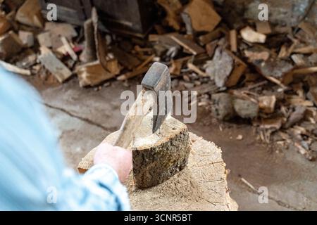 Deutschland - 21. September 2025: Ein Mann, der Holz hackt. Holz mit einer Axt zu Spalten, kann gefährlich sein. Das Bild zeigt die Unfallgefahr beim Hacken von Holz durch scharfe Werkzeuge, schwere Holzstücke und unachtsame Arbeit. *** Ein man beim Holzhacken. Beim Spalten von Holz mit der Axt entstehen Gefahren. Das Bild verdeutlicht die Unfallgefahr beim Holzhacken durch scharfe Werkzeuge, schwere Holzstücke und unachtsames Arbeiten. Stockfoto