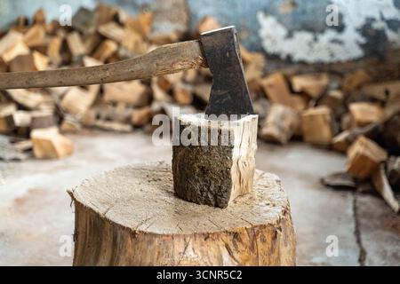 Deutschland - 21. September 2025: Eine Axt steckt in einem Baumstamm fest. Das Bild symbolisiert das traditionelle Holzhacken, die Vorbereitung von Brennholz für den Winter und die Nutzung von Holz als nachhaltige Energiequelle. *** Eine Axt steckt in einem Holzscheit. Das Bild symbolisiert traditionelles Holzhacken, die Vorbereitung von Brennholz für den Winter und die Nutzung von Holz als nachhaltige Energiequelle. Stockfoto