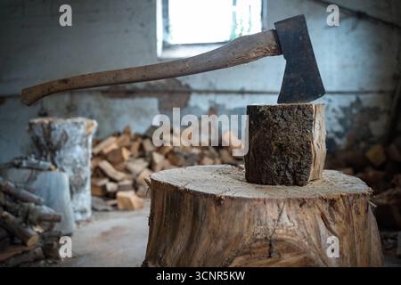 Deutschland - 21. September 2025: Eine Axt in Holz Symbol für Gewalt mit einer Axt und Verbrechen wie Axtattacken und Gewalttaten, bei denen die Axt als Waffe verwendet wird. *** Eine Axt im Holz Symbol für Gewalt mit einer Axt und Verbrechen wie Axtangriff und Gewalttaten, bei denen die Axt als Tatwaffe eingesetzt wird. Stockfoto