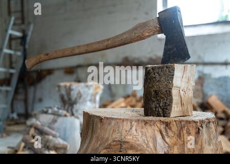 Deutschland - 21. September 2025: Eine Axt steckt in einem Baumstamm fest. Das Bild symbolisiert das traditionelle Holzhacken, die Vorbereitung von Brennholz für den Winter und die Nutzung von Holz als nachhaltige Energiequelle. *** Eine Axt steckt in einem Holzscheit. Das Bild symbolisiert traditionelles Holzhacken, die Vorbereitung von Brennholz für den Winter und die Nutzung von Holz als nachhaltige Energiequelle. Stockfoto