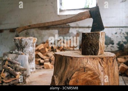 Deutschland - 21. September 2025: Eine Axt steckt in einem Baumstamm fest. Das Bild symbolisiert das traditionelle Holzhacken, die Vorbereitung von Brennholz für den Winter und die Nutzung von Holz als nachhaltige Energiequelle. *** Eine Axt steckt in einem Holzscheit. Das Bild symbolisiert traditionelles Holzhacken, die Vorbereitung von Brennholz für den Winter und die Nutzung von Holz als nachhaltige Energiequelle. Stockfoto