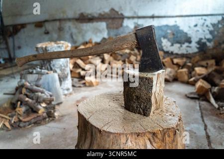 Deutschland - 21. September 2025: Eine Axt in einem Baumstamm. Das Bild symbolisiert menschliche Eingriffe in die Natur, von der Holzfällung und Entwaldung bis hin zur Debatte um Brennholz als erneuerbare Energiequelle. *** Eine Axt im Holzstamm. Das Bild steht sinnbildlich für den Eingriff des Menschen in die Natur vom Fälle der Bäume über Rodung bis hin zur Diskussion um Brennholz als erneuerbare Energiequelle. Stockfoto