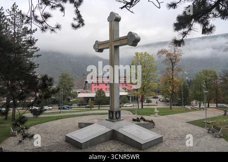 Bosnien und Herzegowina, Drvar (Mun.), Drvar (Titov Drvar): serbisch-orthodoxes Kreuz in Drvar Stockfoto
